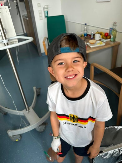Patient Milan lächelt in die Kamera.
