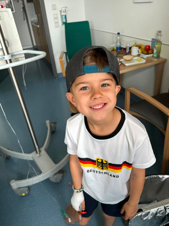 Patient Milan lächelt in die Kamera.