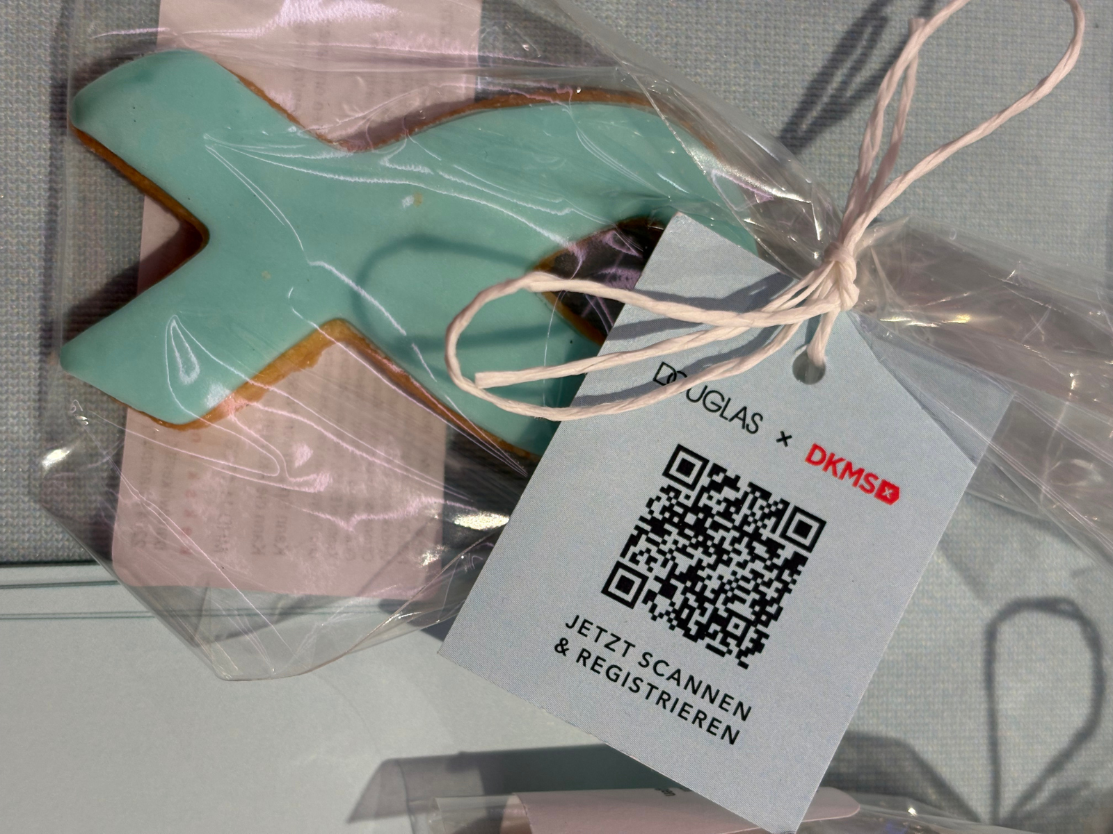 Es wurden Kekse in Form einer Krebsschleife verschenkt, an denen ein QR-Code für die Registrierung bei der DKMS hing