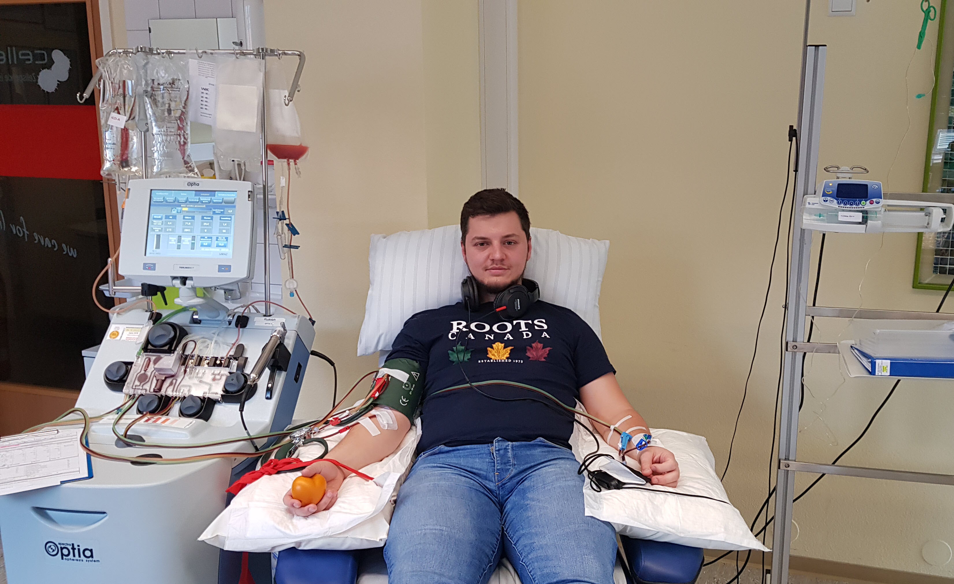 Ein Mann liegt in einem Krankenhausbett