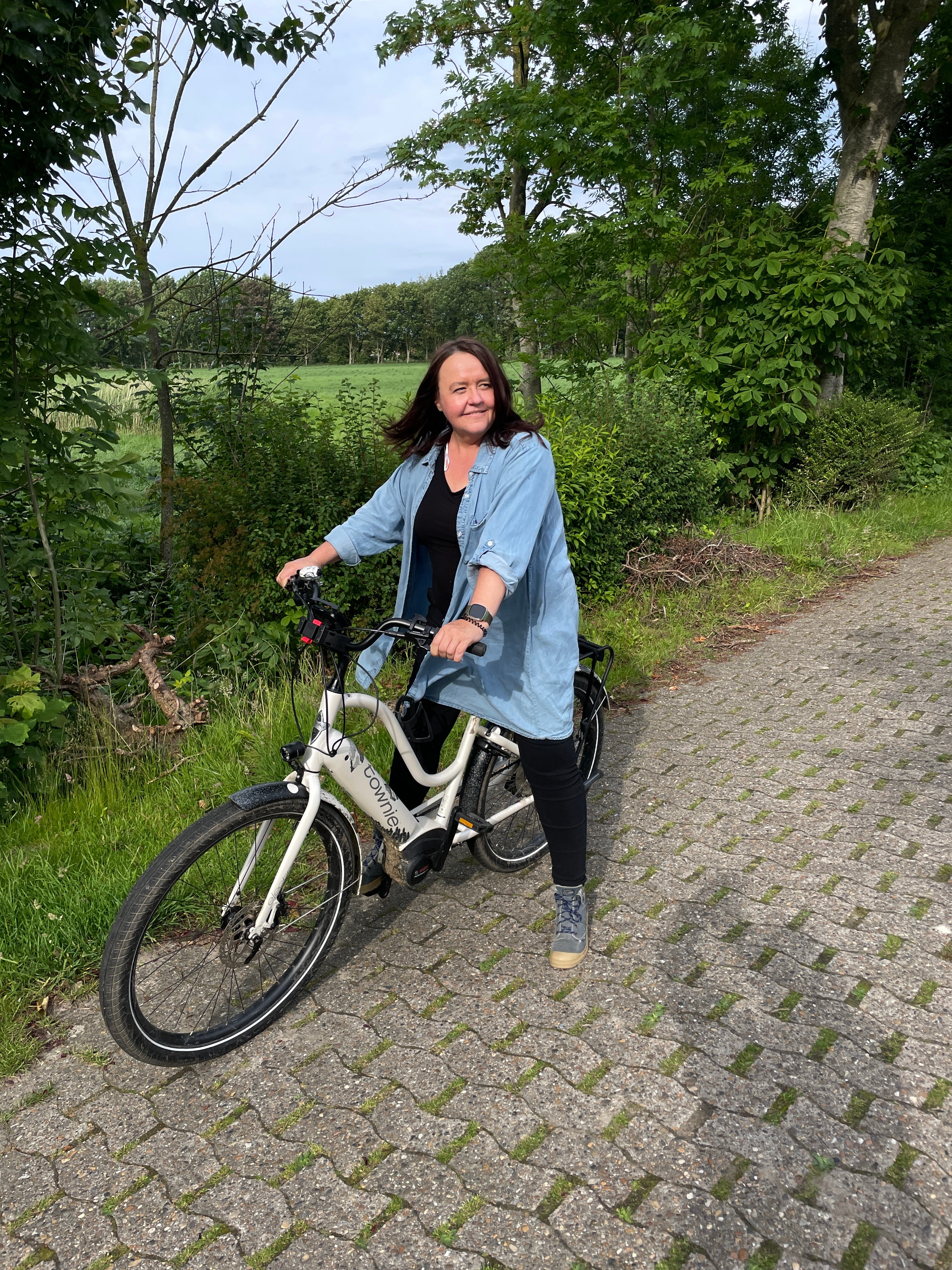 Eine Frau auf einem Fahrrad