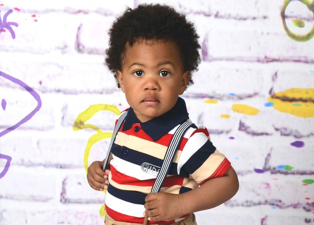 Ein Kind schaut in die Kamera