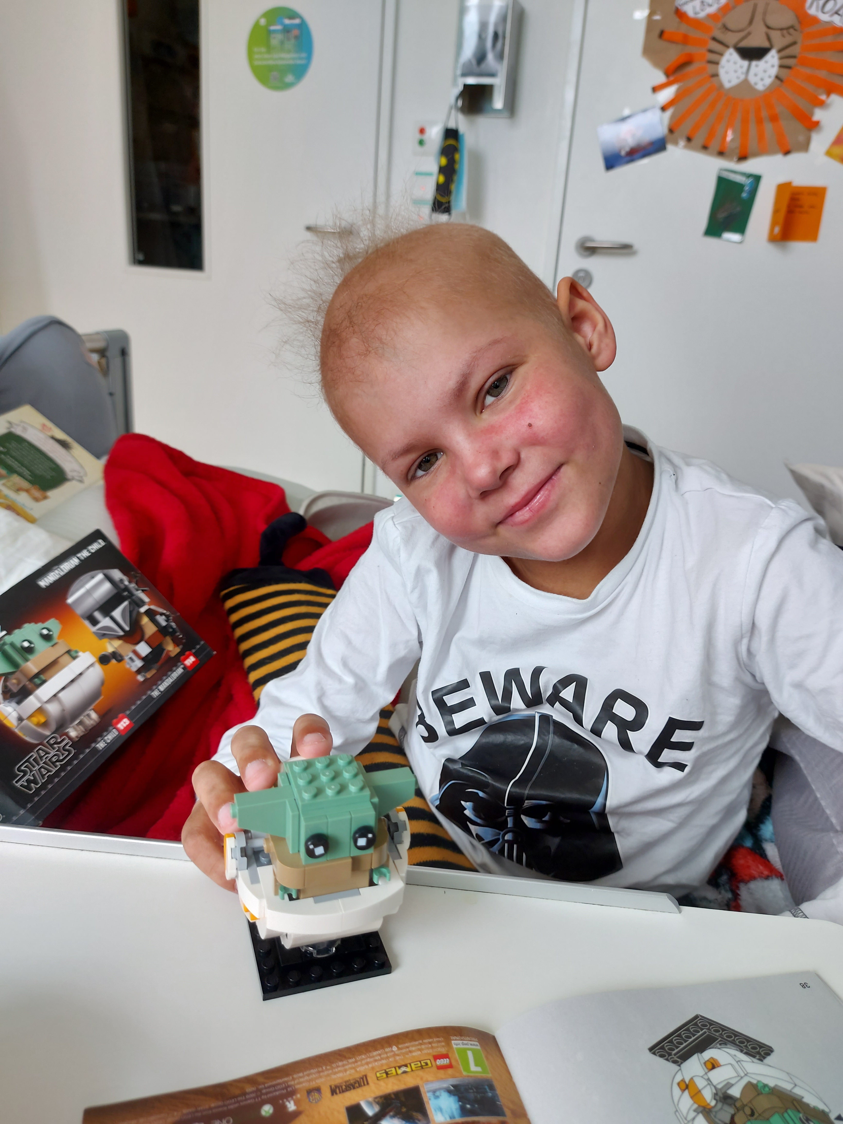 Justus während der Therapie, er hält einen Lego Yoda 
