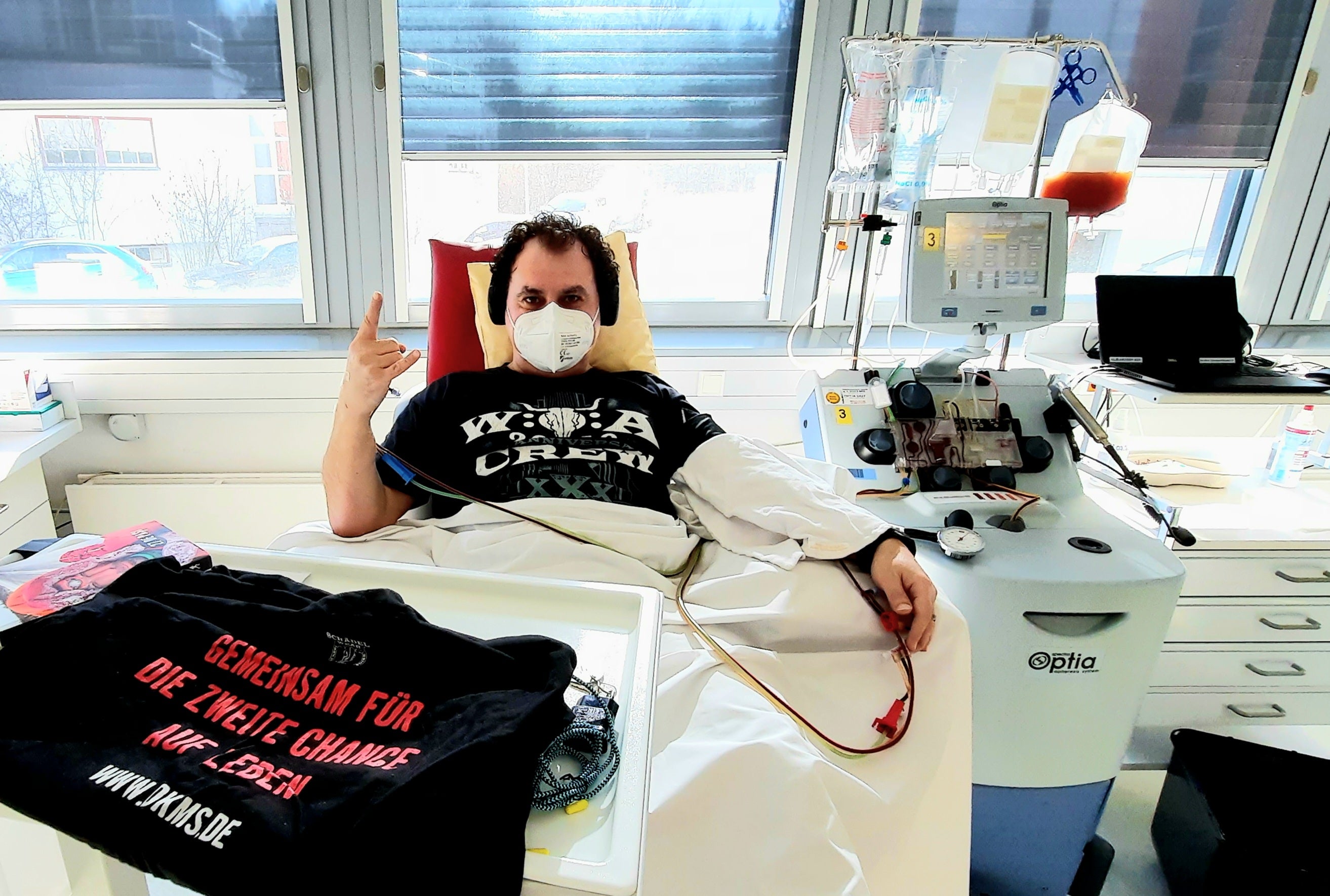 Ein Mann liegt während seiner Stammzellspende in einem Krankenhausbett