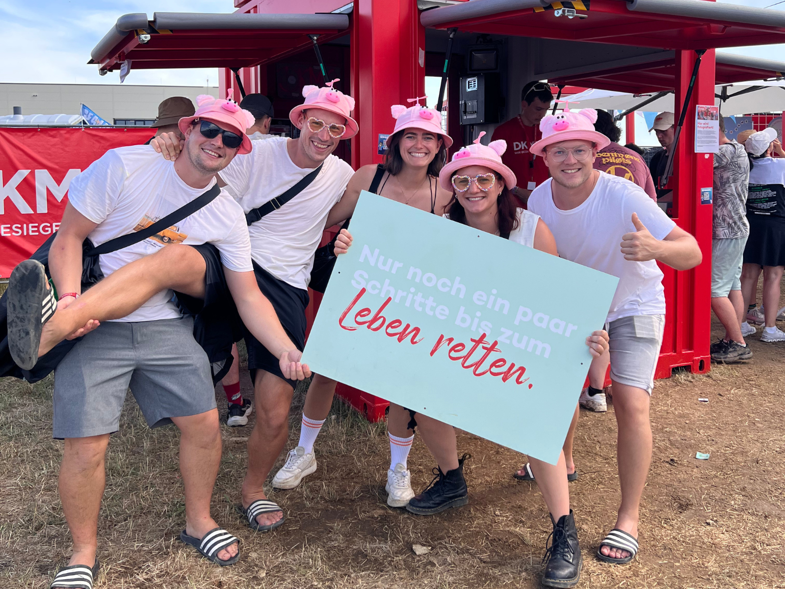 Besucher:innen des Southside Festivals halten ein Schuld hoch "Nur noch ein paar Schritte bis zum Leben retten"
