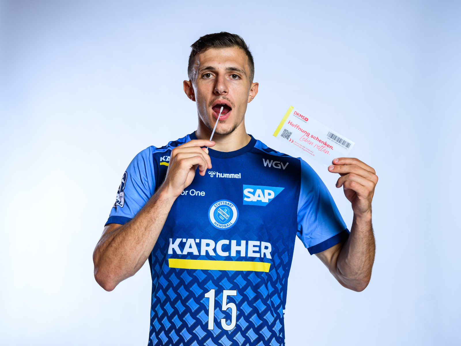 Ein Spieler des TVB hält ein Wattestäbchen in den Mund