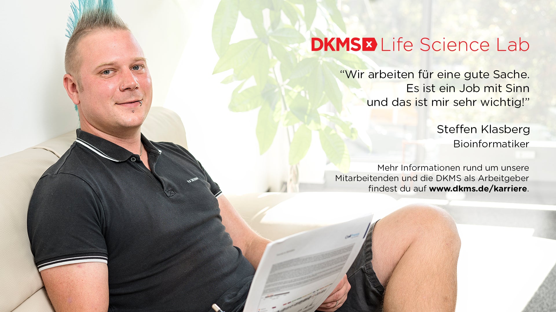 Man sieht Bioinformatiker Steffen Klasberg der neben einer Textkachel sitzt