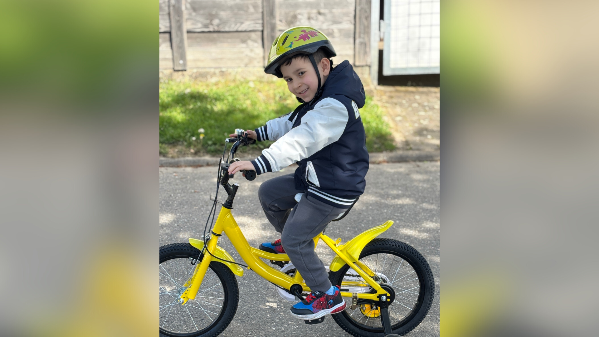 Ein Junge fährt ein gelbes Fahrrad