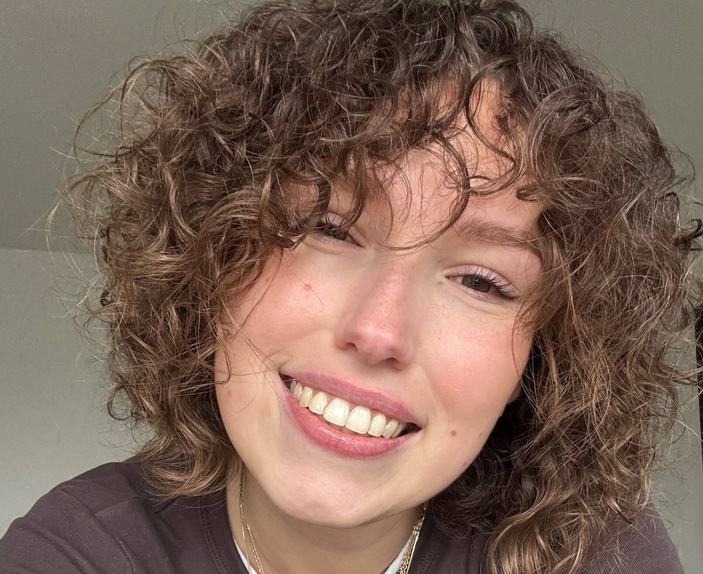 Eine Frau lächelt für ein Selfie