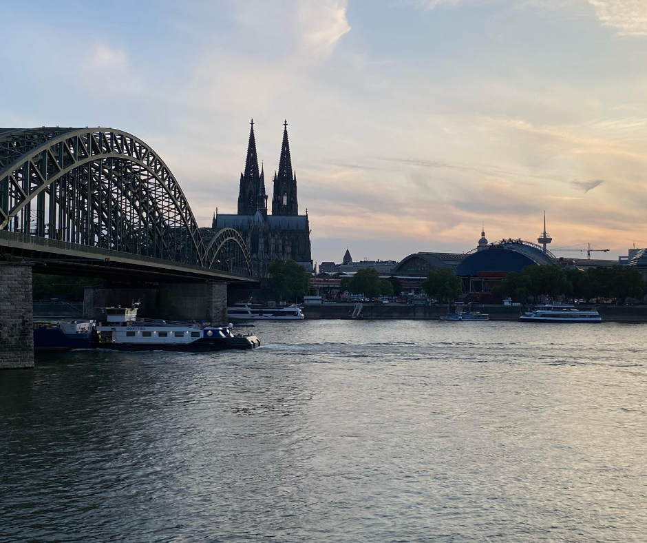 Blick auf den Rhein, Hohenzollernbrücke und den Kölner Dom 