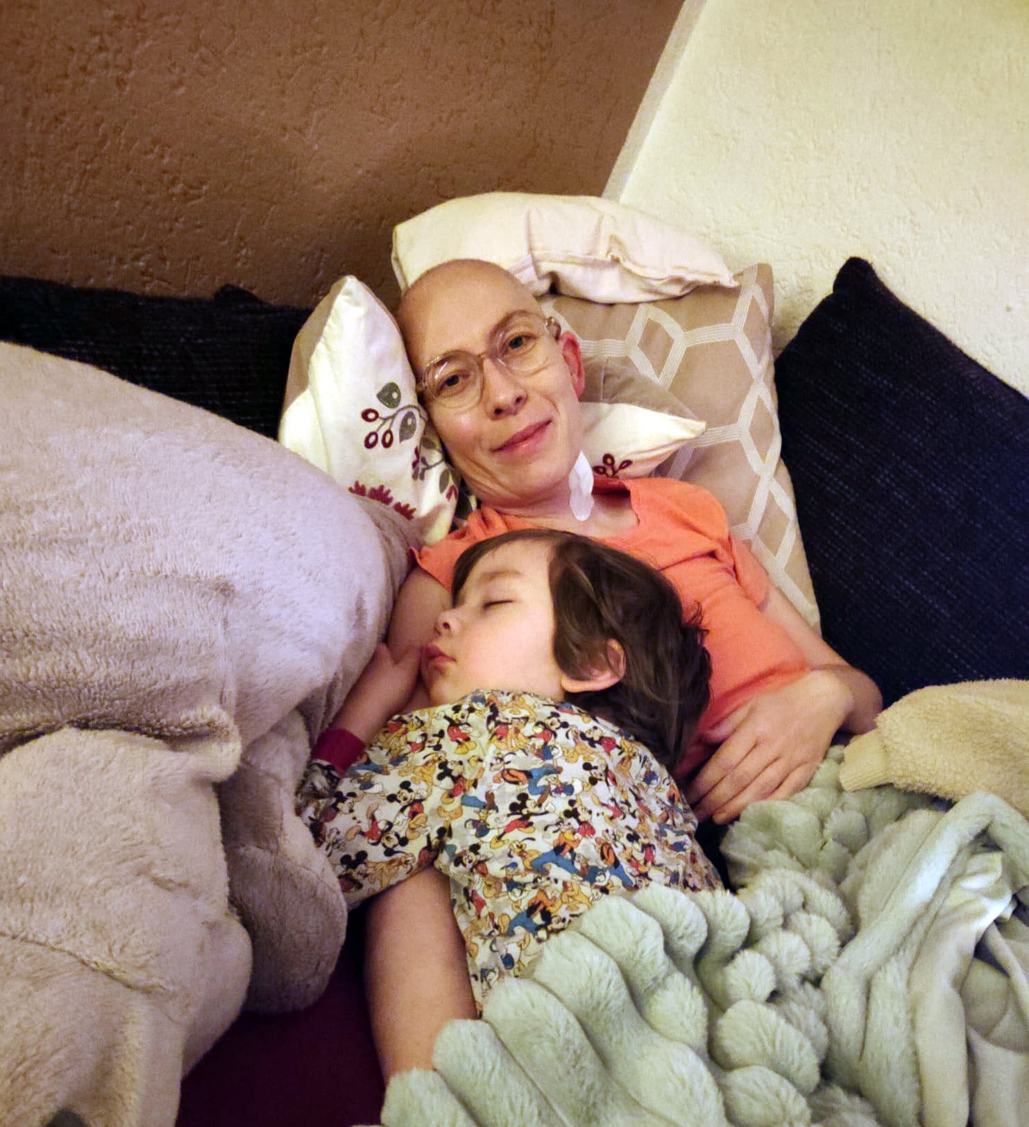 Krebspatientin Anna mit ihrem Kind.