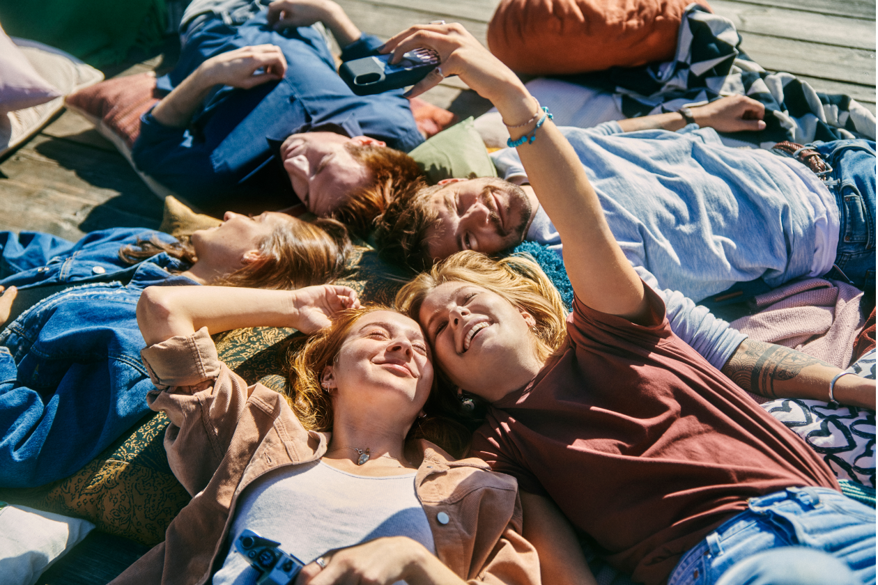 eine Gruppe junger Menschen liegt zusammen