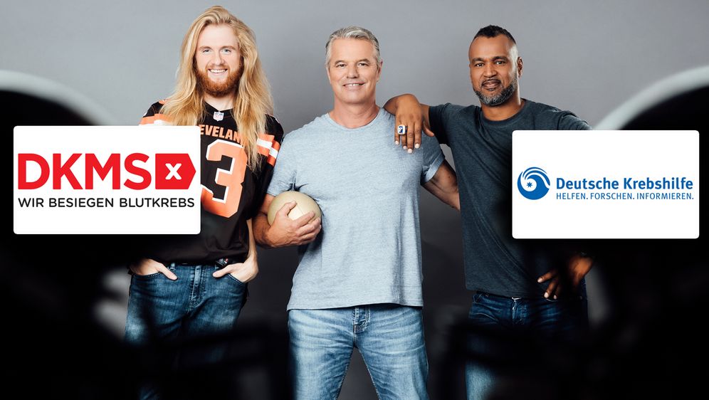 ProSieben MAXX startet Oktoberaktion für die DKMS, drei Männer posieren für ein Foto