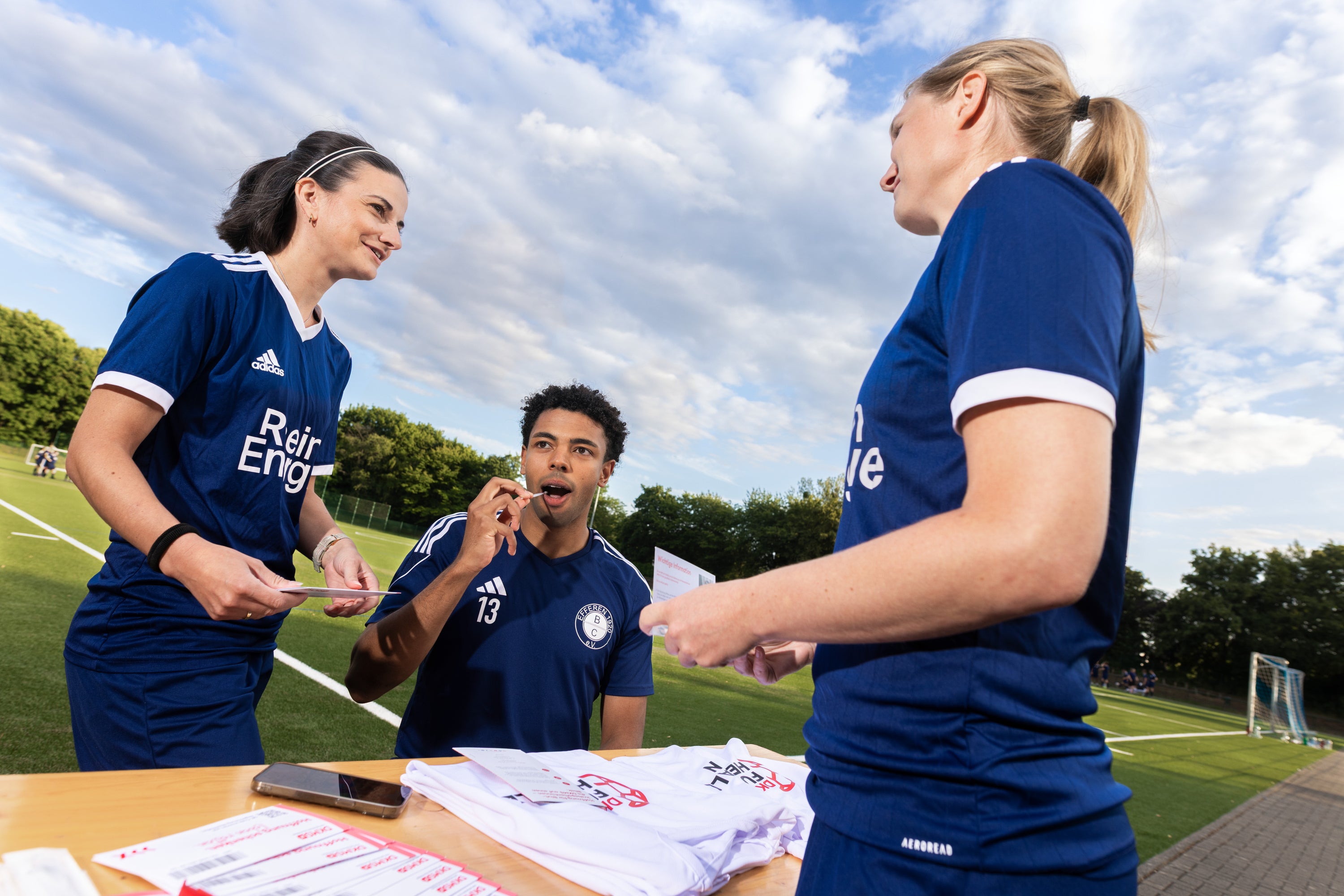 Eine Gruppe von Menschen in Sportuniformen