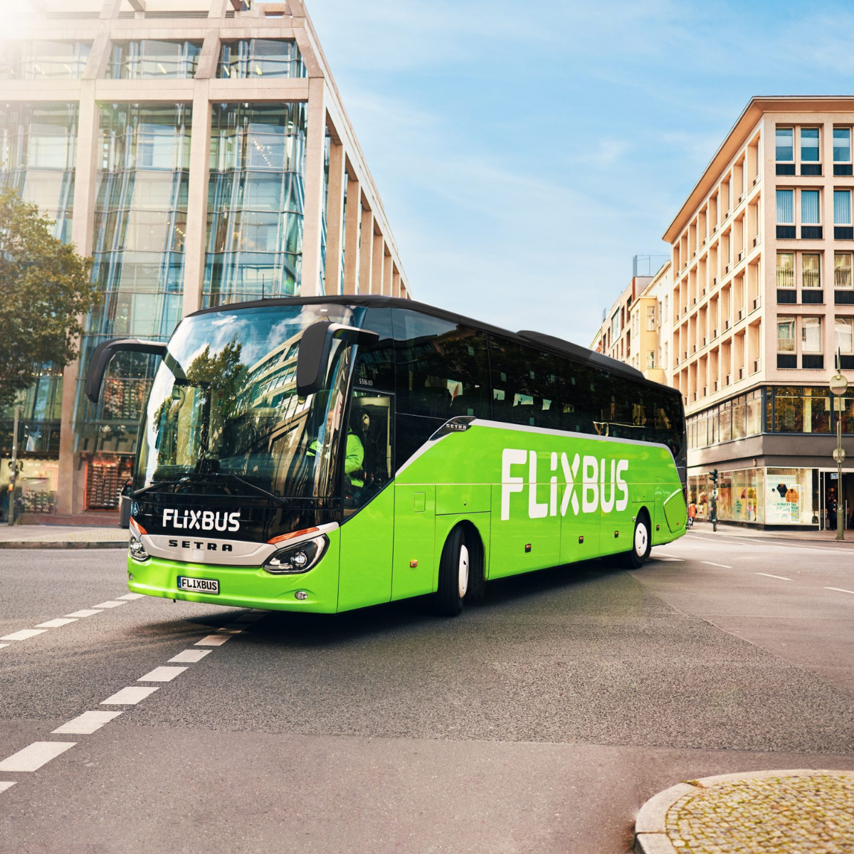 Ein grüner Bus auf einer Straße