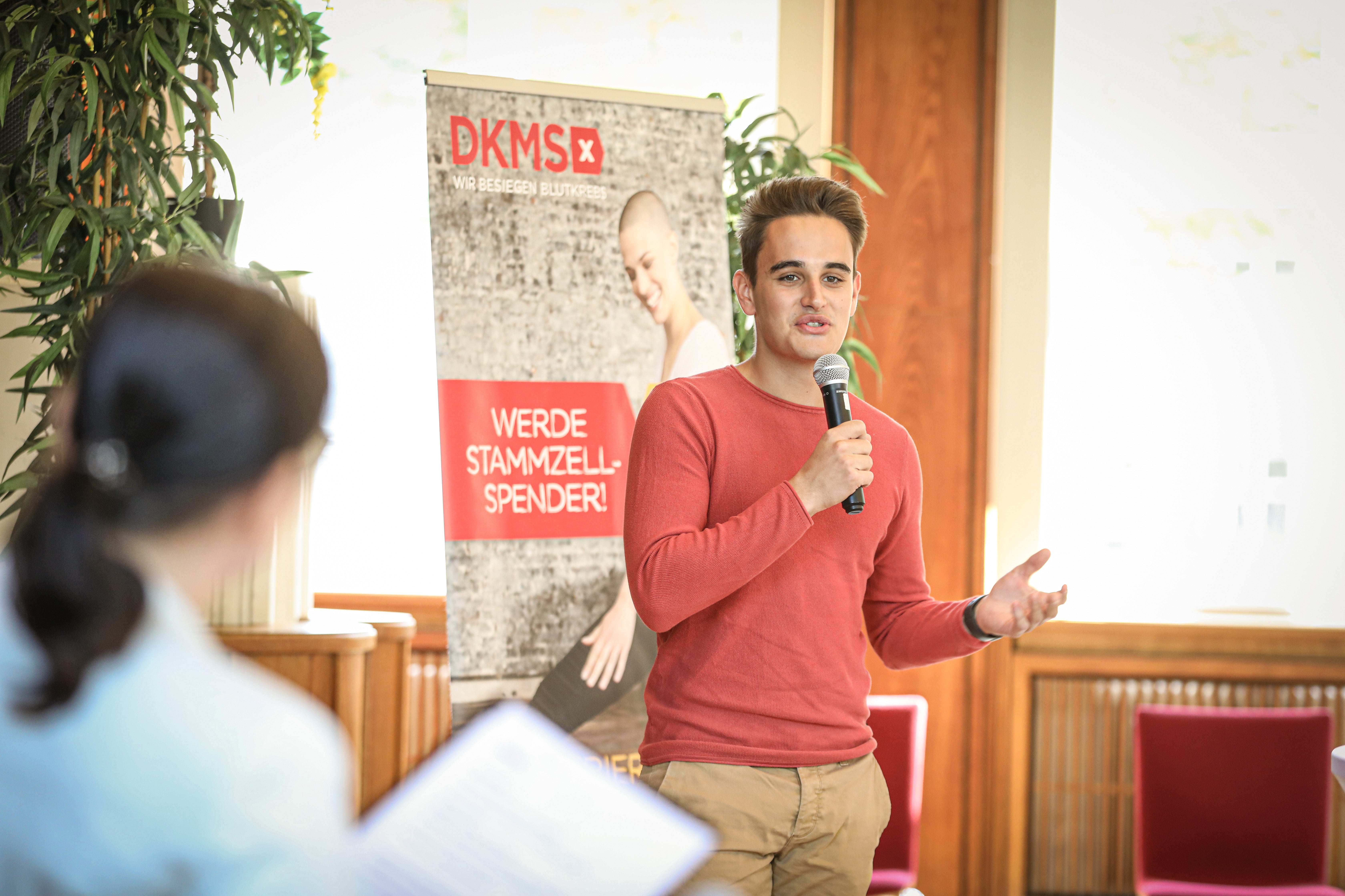 Dario Schramm, Generalsekretär der Bundesschülerkonferenz, er hält eine Rede