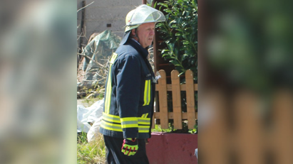 Ein Mann in einer Feuerwehruniform