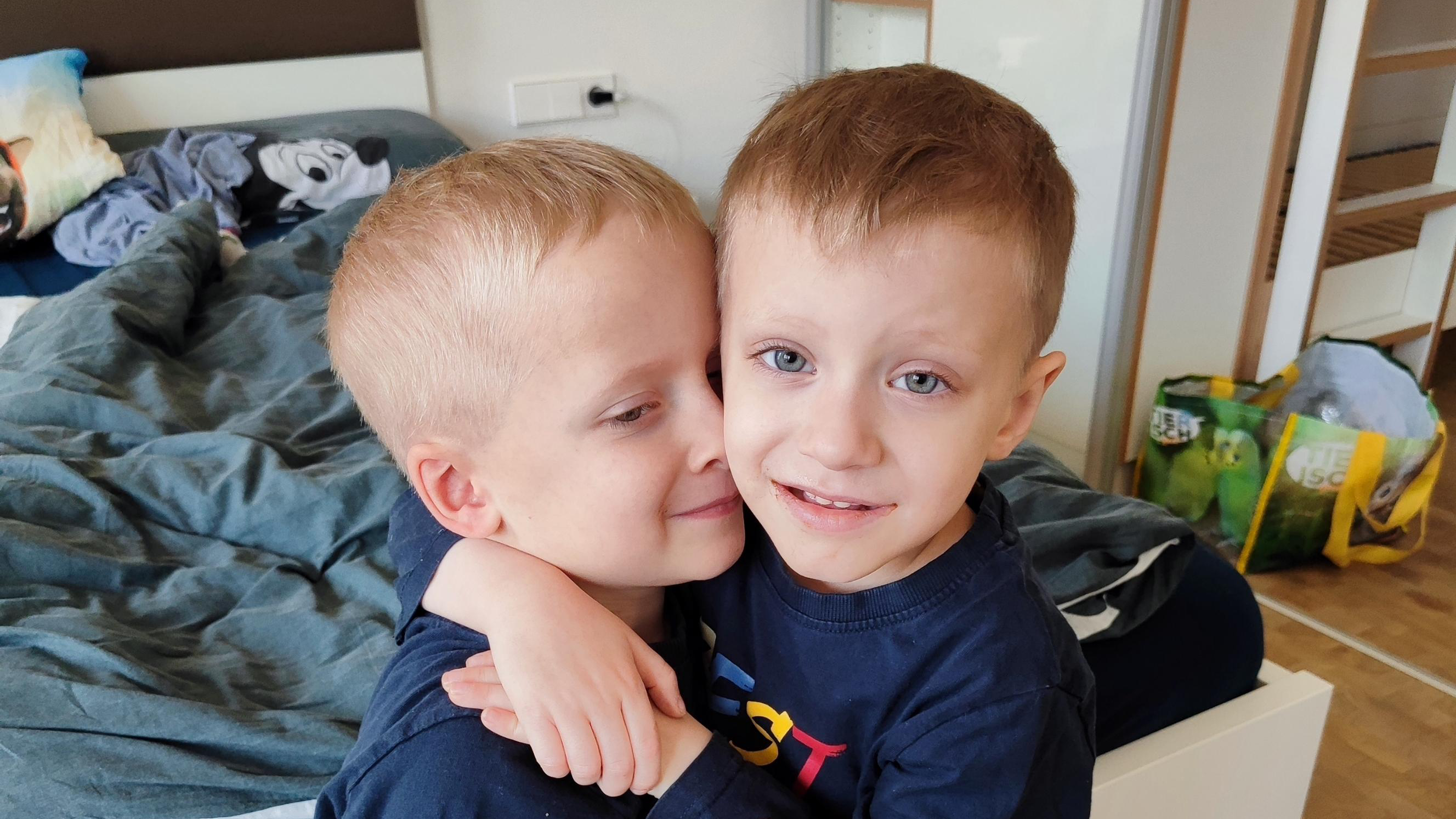 Zwei Jungen, die sich umarmen