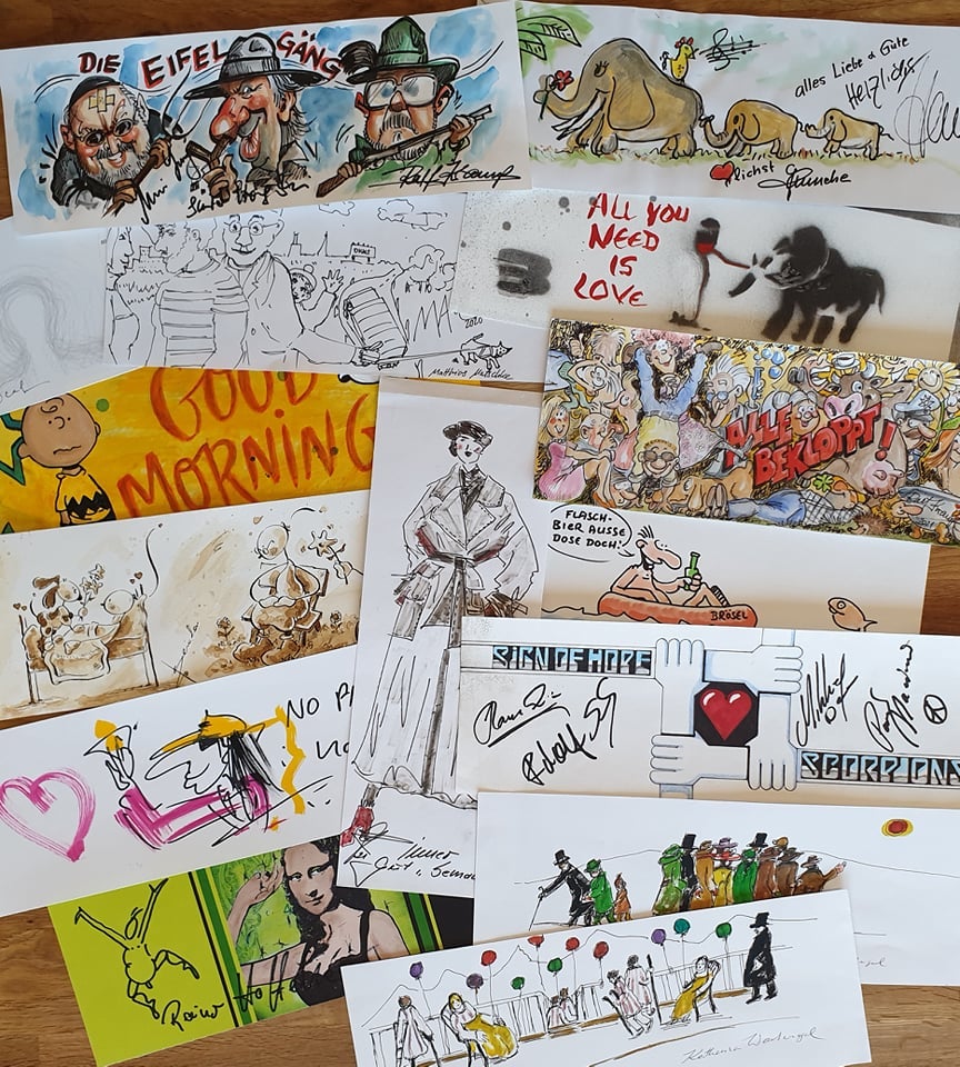 Eine Gruppe aus bemalten Karten