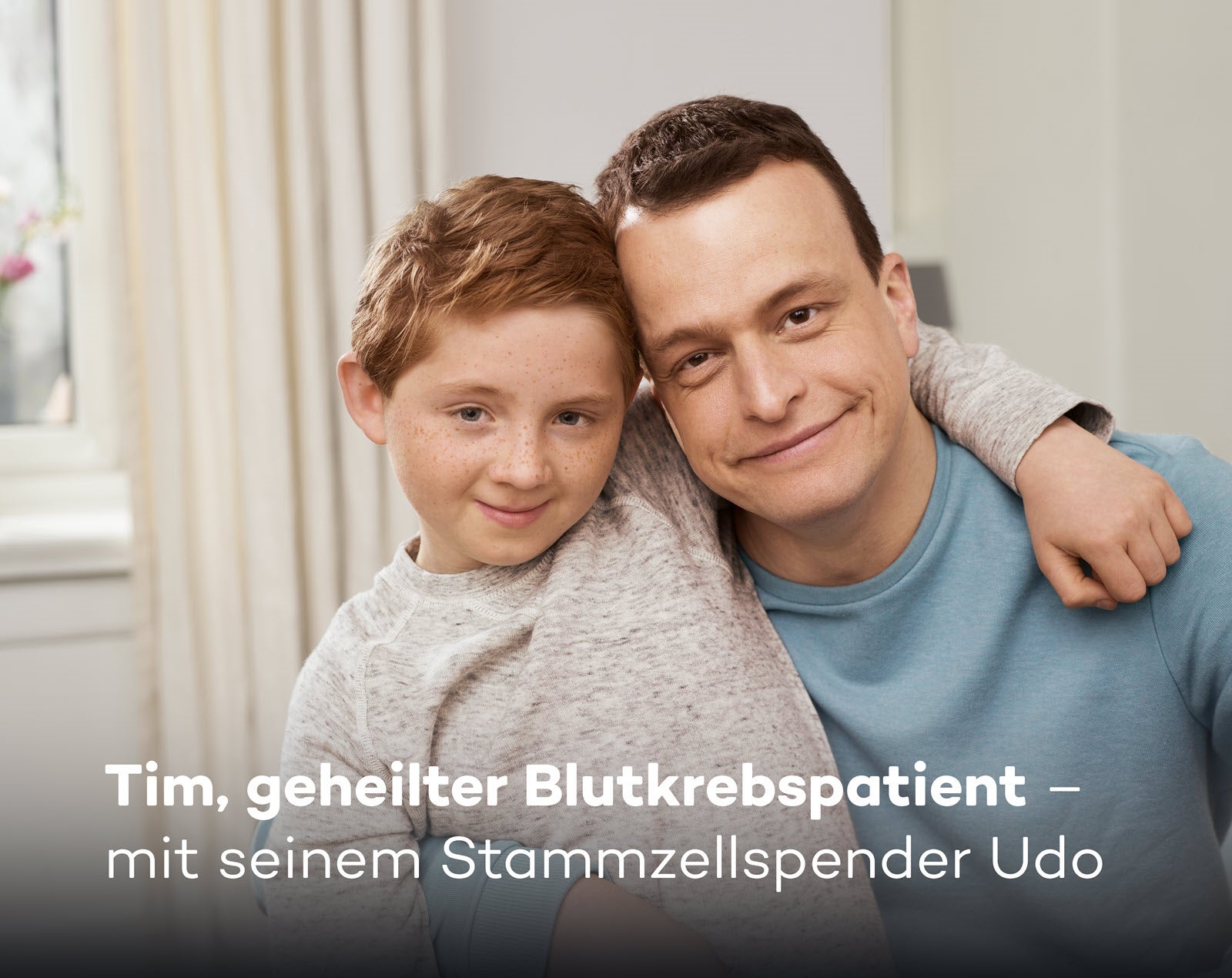 Der geheilte Blutkrebspatient Tim mit seinem Stammzellspender Udo umarmen sich und schauen glücklich in die Kamera.