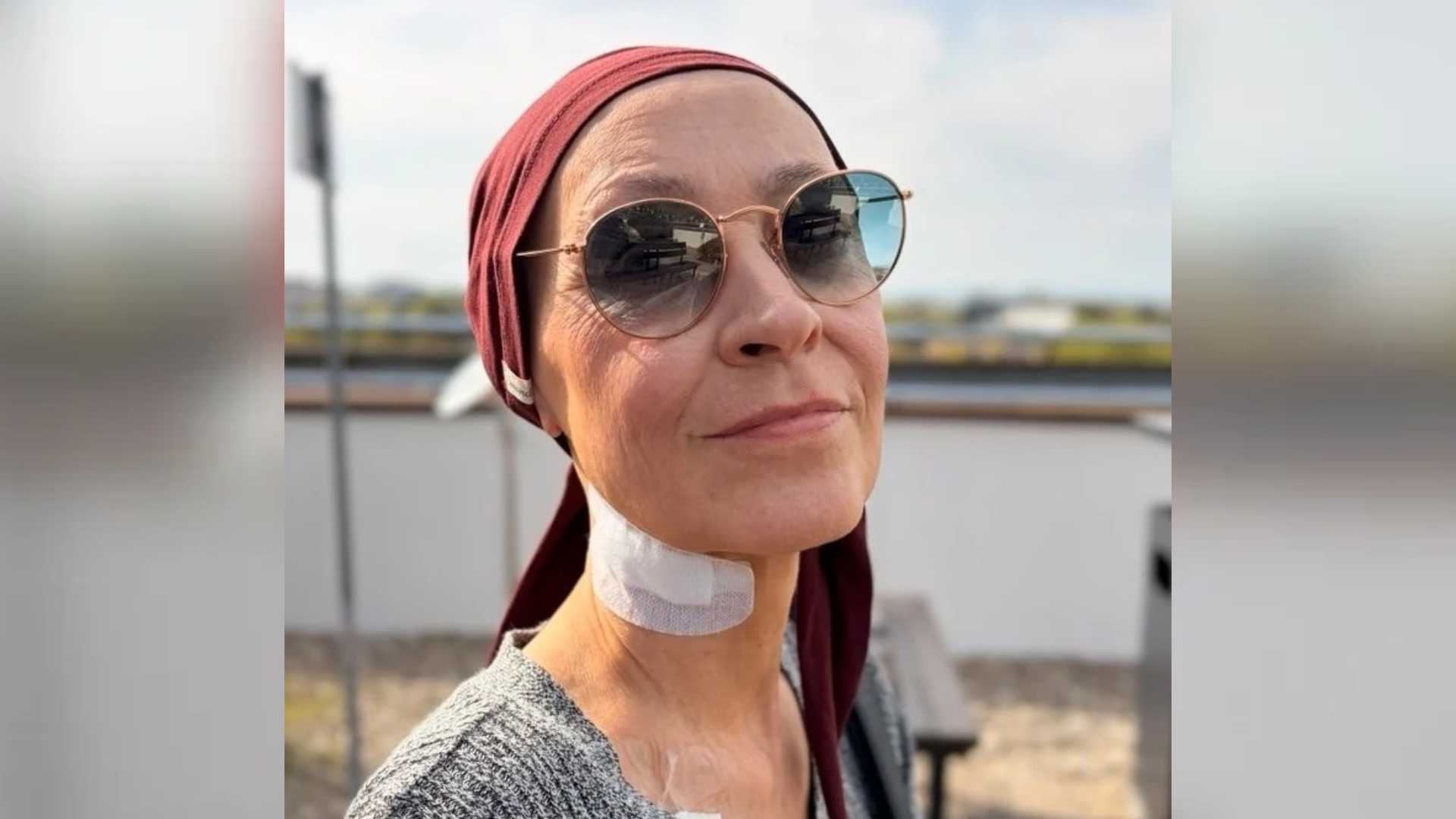 Eine Frau, die eine Sonnenbrille und ein Bandana trägt
