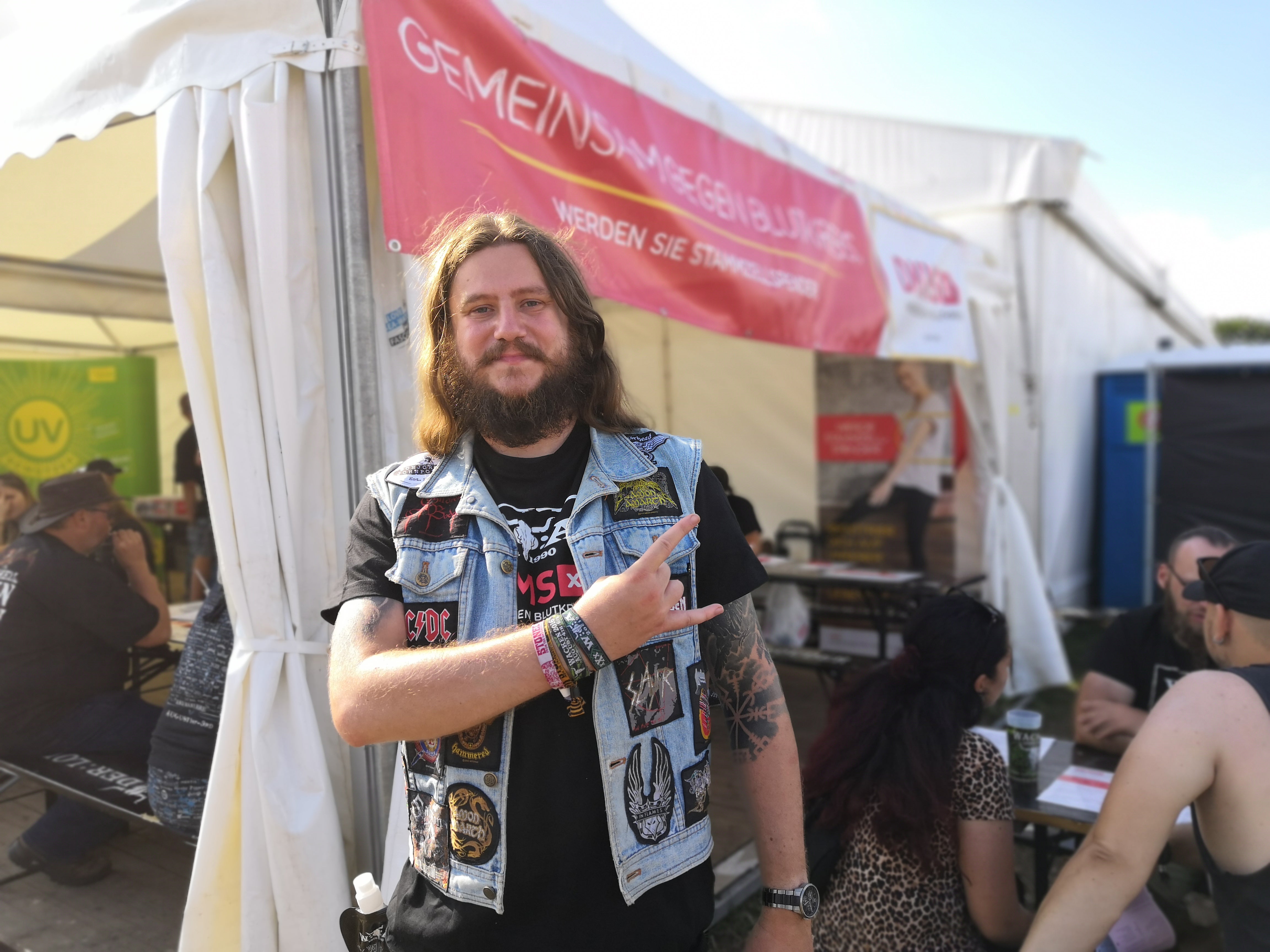 Martin Henning ist der 10.000ste Wacken-Spender, hier steht er vor einem DKMS Registrierungsstand 