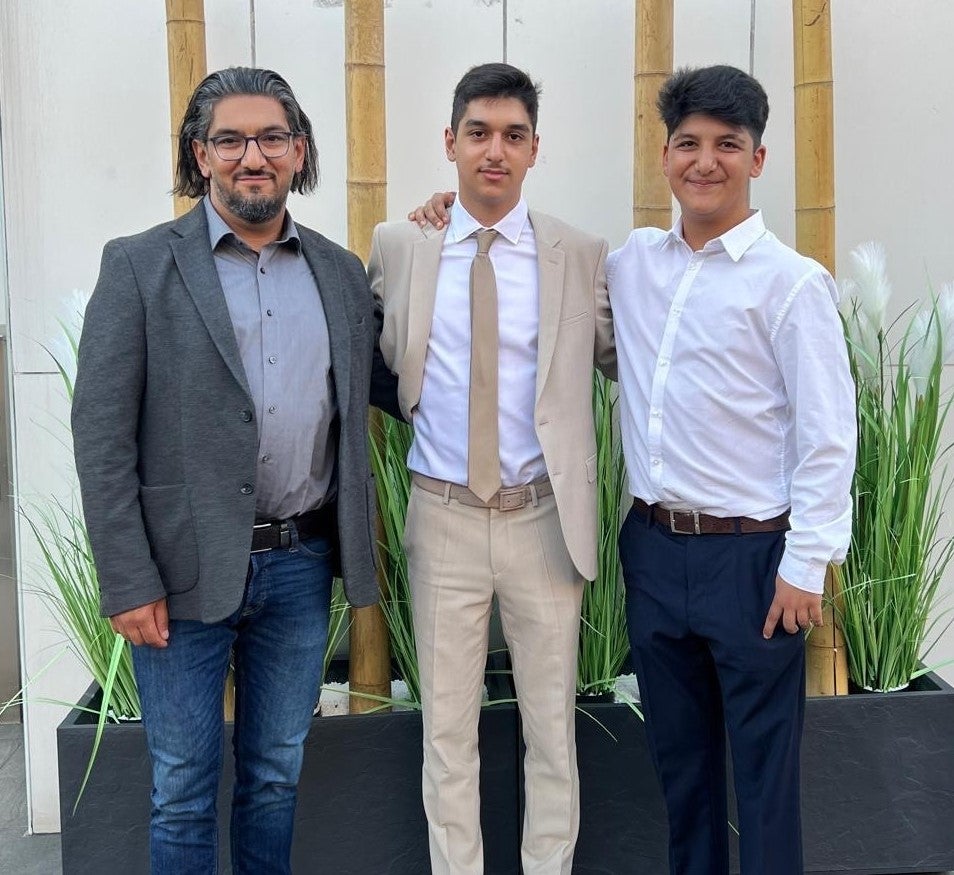 Sakir mit seinen Söhnen