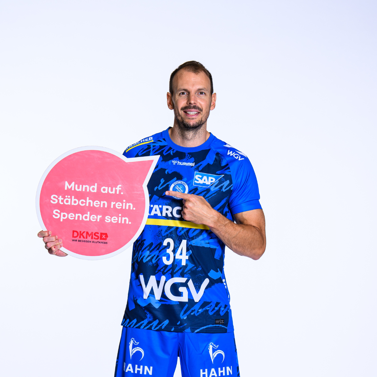 Ein Mann hält ein Schild