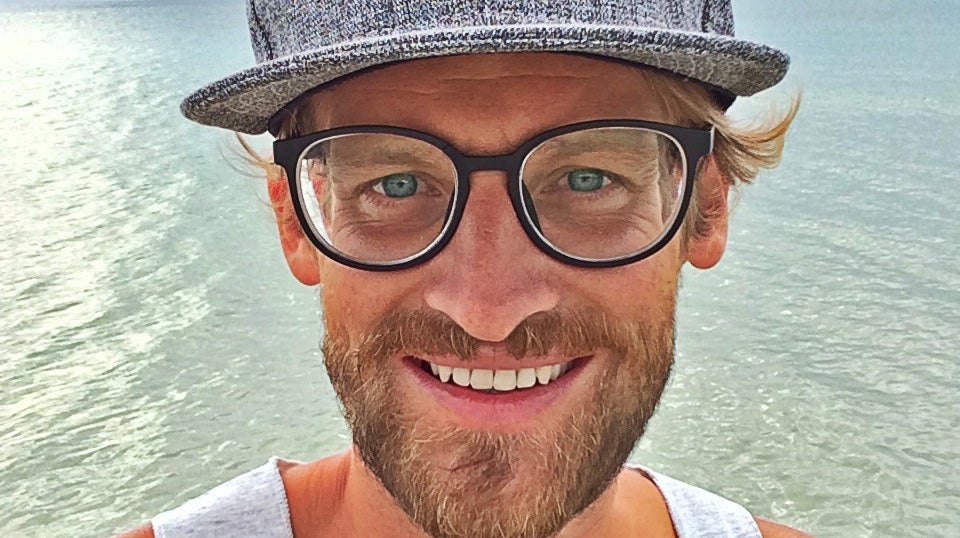 Ein Mann mit Brille und Hut