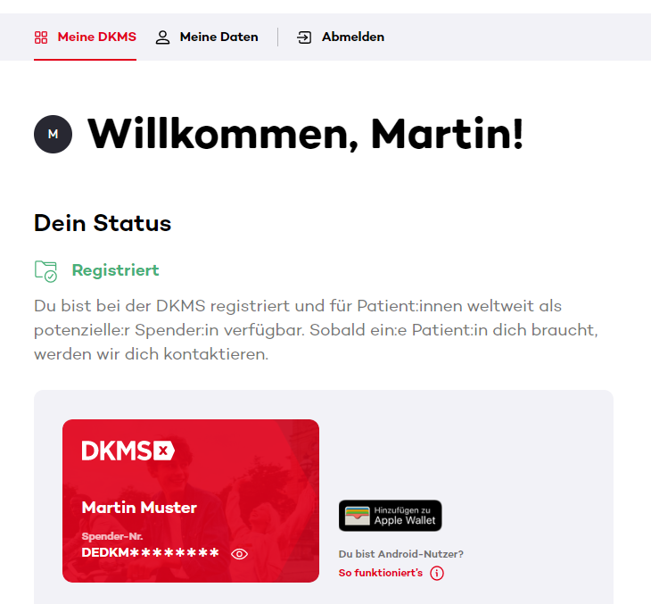 Screenshot aus dem DKMS-Spenderportal mit der Begrüßung „Willkommen, Martin!“ und dem Status „Registriert“. Der Text bestätigt die erfolgreiche Registrierung als potenzieller Stammzellspender. Darunter ist eine digitale DKMS-Spenderkarte mit dem Namen Martin Muster und einer teilweise ausgeblendeten Spendernummer zu sehen. Es gibt Optionen zur Integration in Apple Wallet oder für Android-Nutzer.