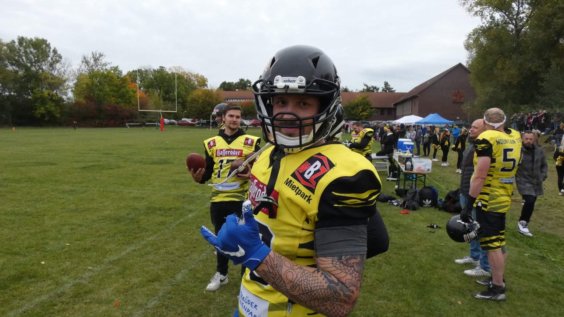 Stammzellspender Max Schiller in voller Football-Montur auf dem Spielfeld