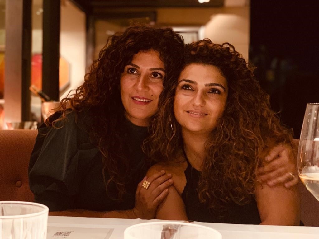 Zwei Frauen sitzen an einem Tisch