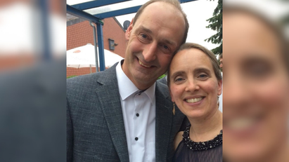 Ein Mann und eine Frau, die für ein Foto posieren