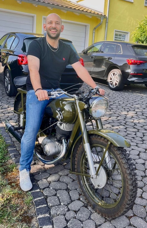 Zu sehen ist Stefan auf seinem Motorrad.  
