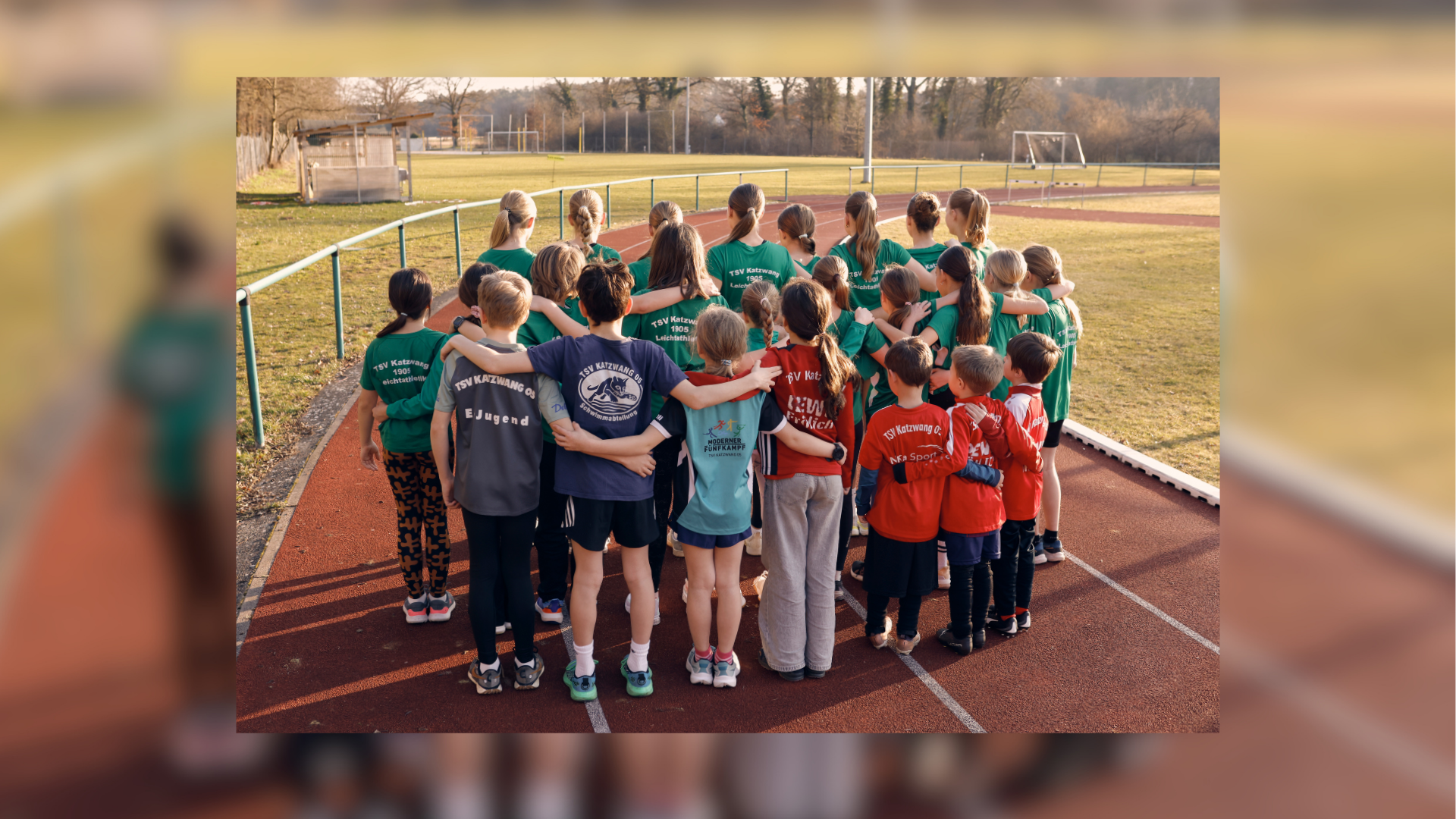 Eine Gruppe von Kindern, die auf einem Sportplatz stehen