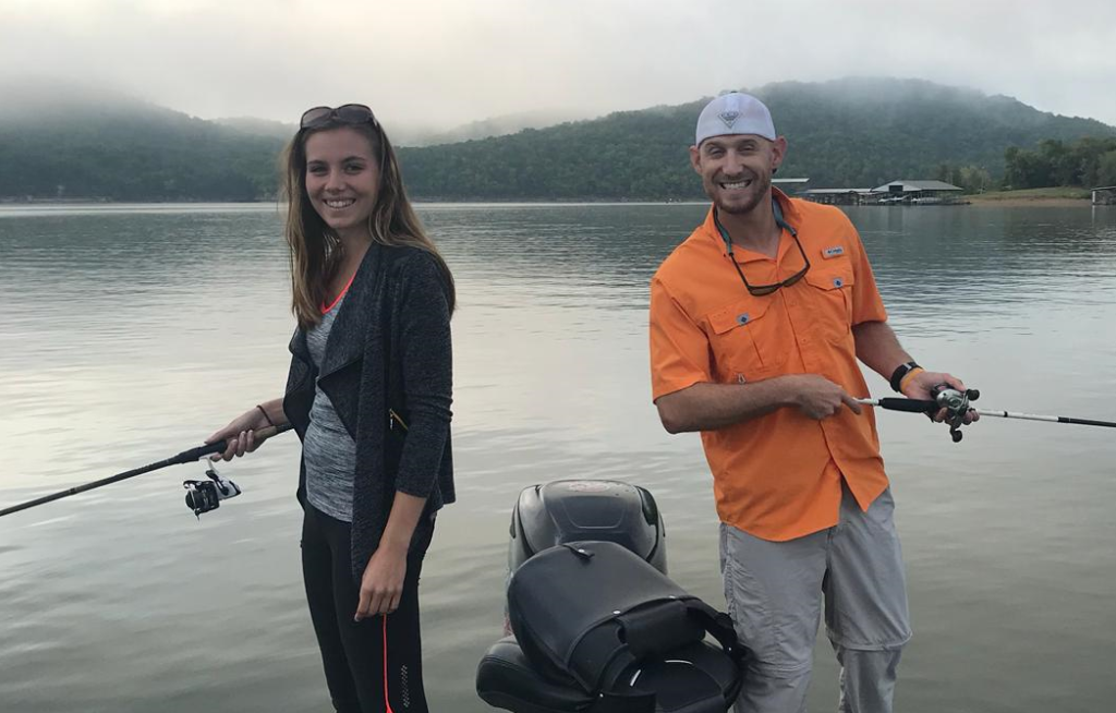 Ein Mann und eine Frau stehen nebeneinander und Angeln