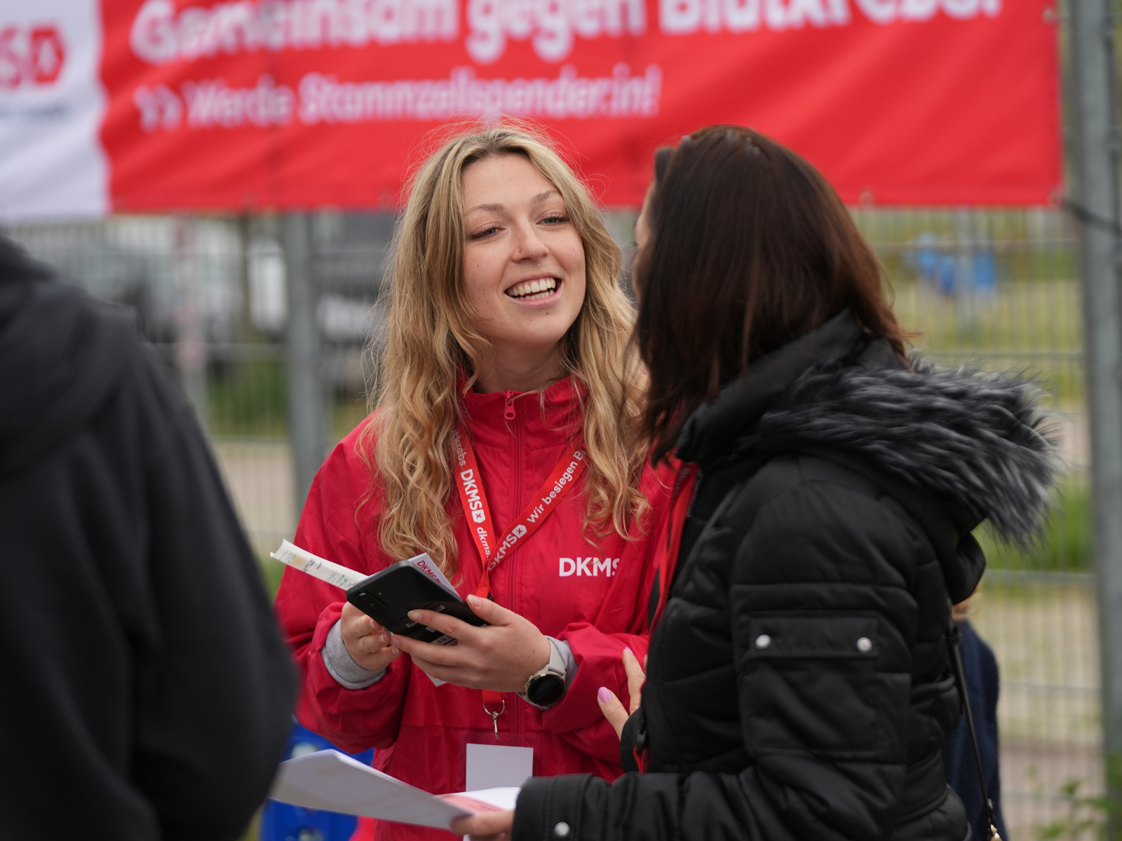 Eine Mitarbeiterin der DKMS berät eine potenzielle Spenderin