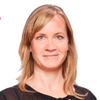 Frau lächelt in die Kamera