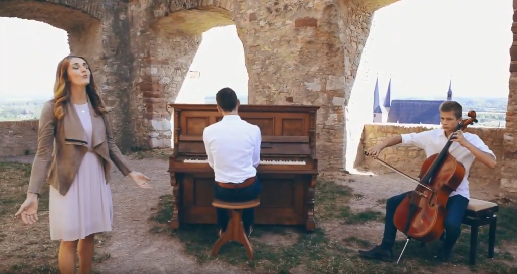 Eine Gruppe von Menschen, die auf Instrumenten spielen oder Singen 