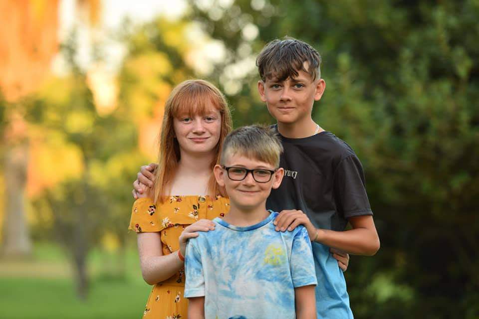 Jim mit seinen Geschwistern Lily -May und Christopher