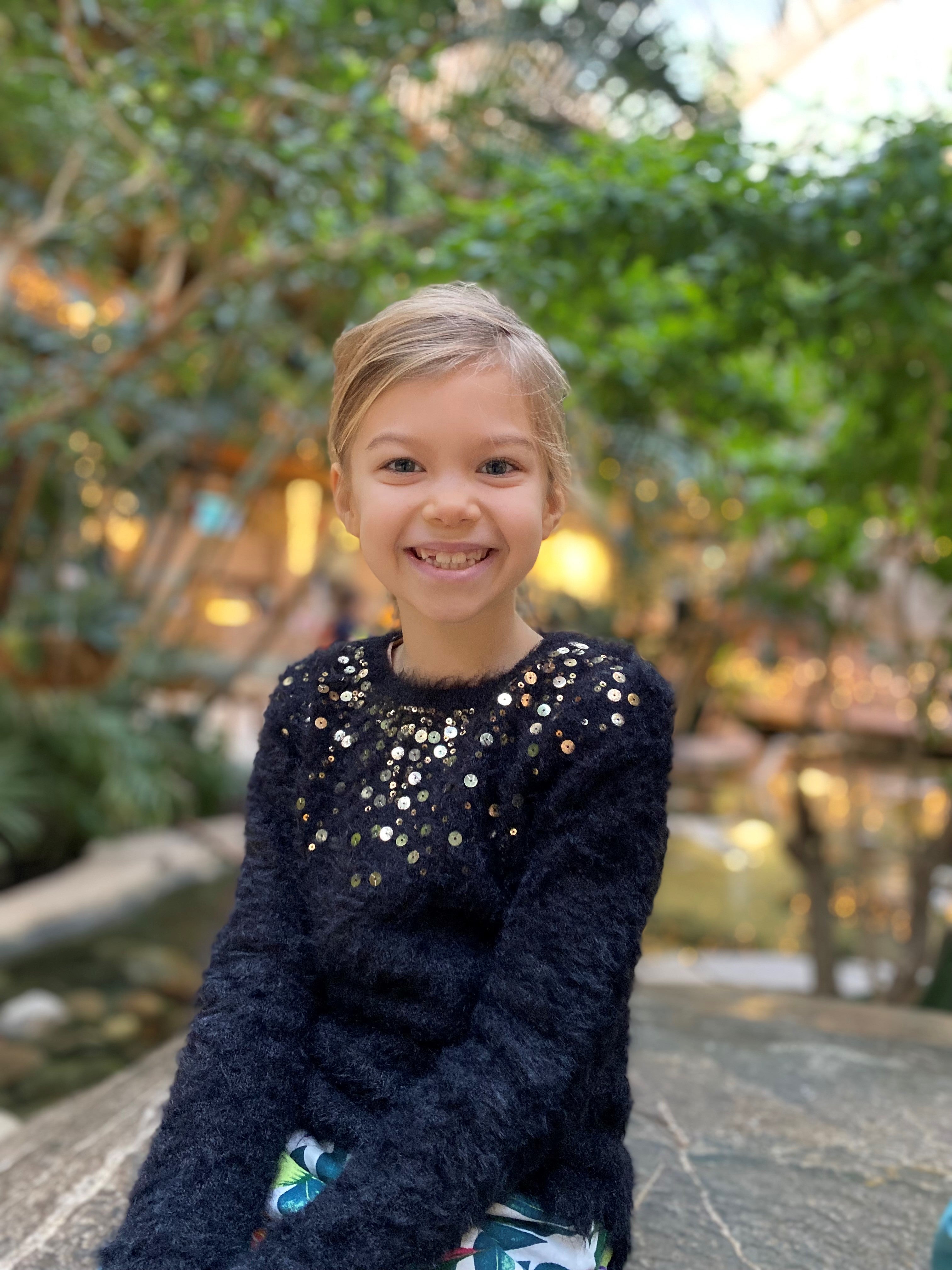 Ein Mädchen lächelt in die Kamera