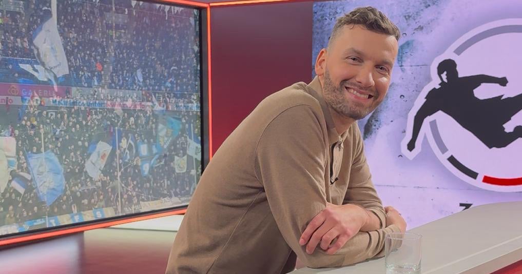 Ein Mann sitzt an einem Tisch