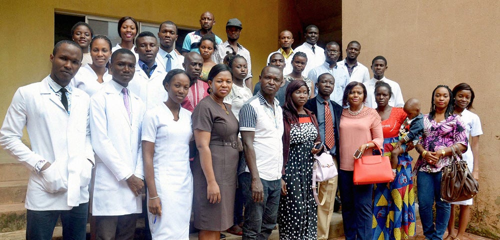 Eine Gruppe von Menschen, die zusammenstehen