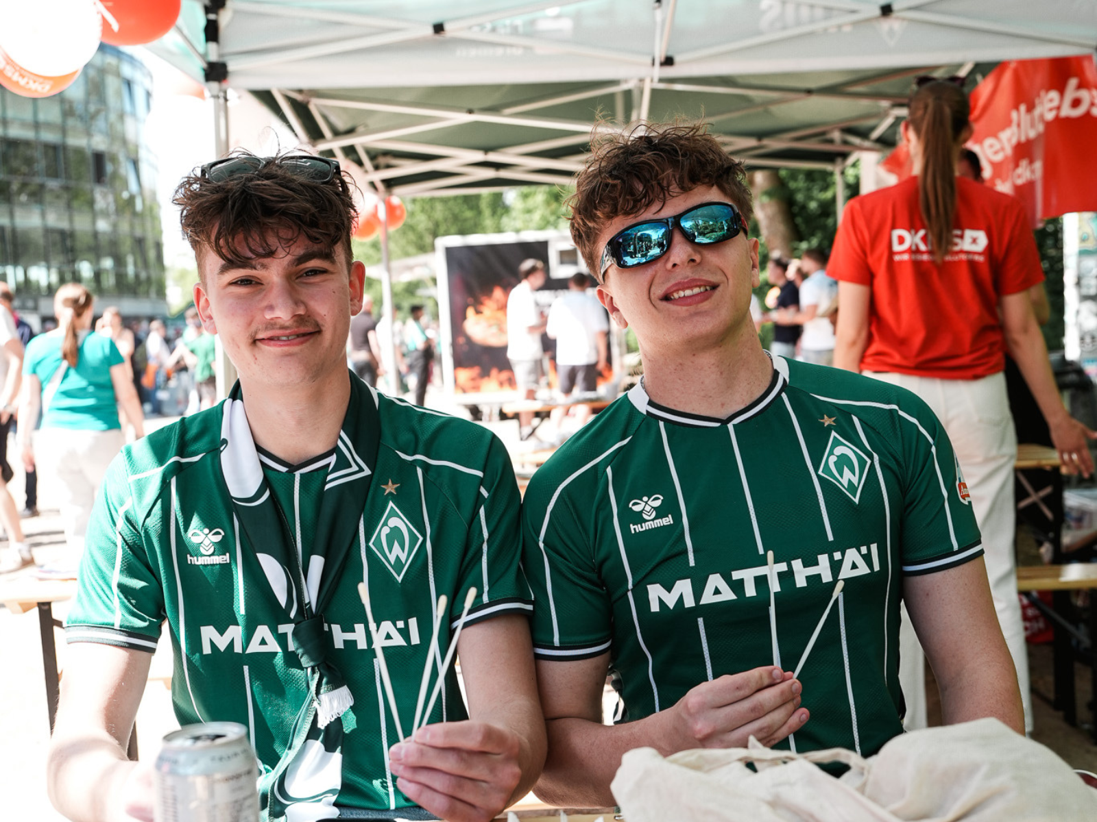Zwei Werder Bremen Fans registrieren sich beim Fußballspiel als potenzielle Stammzellspender