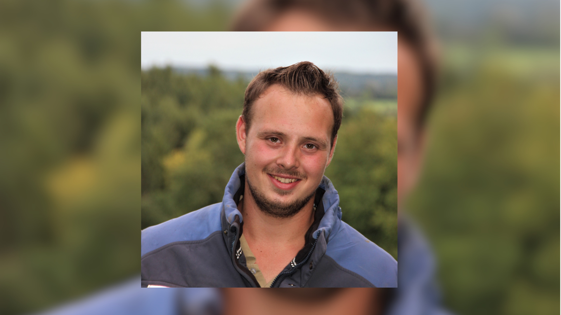 Ein Mann lächelt für die Kamera