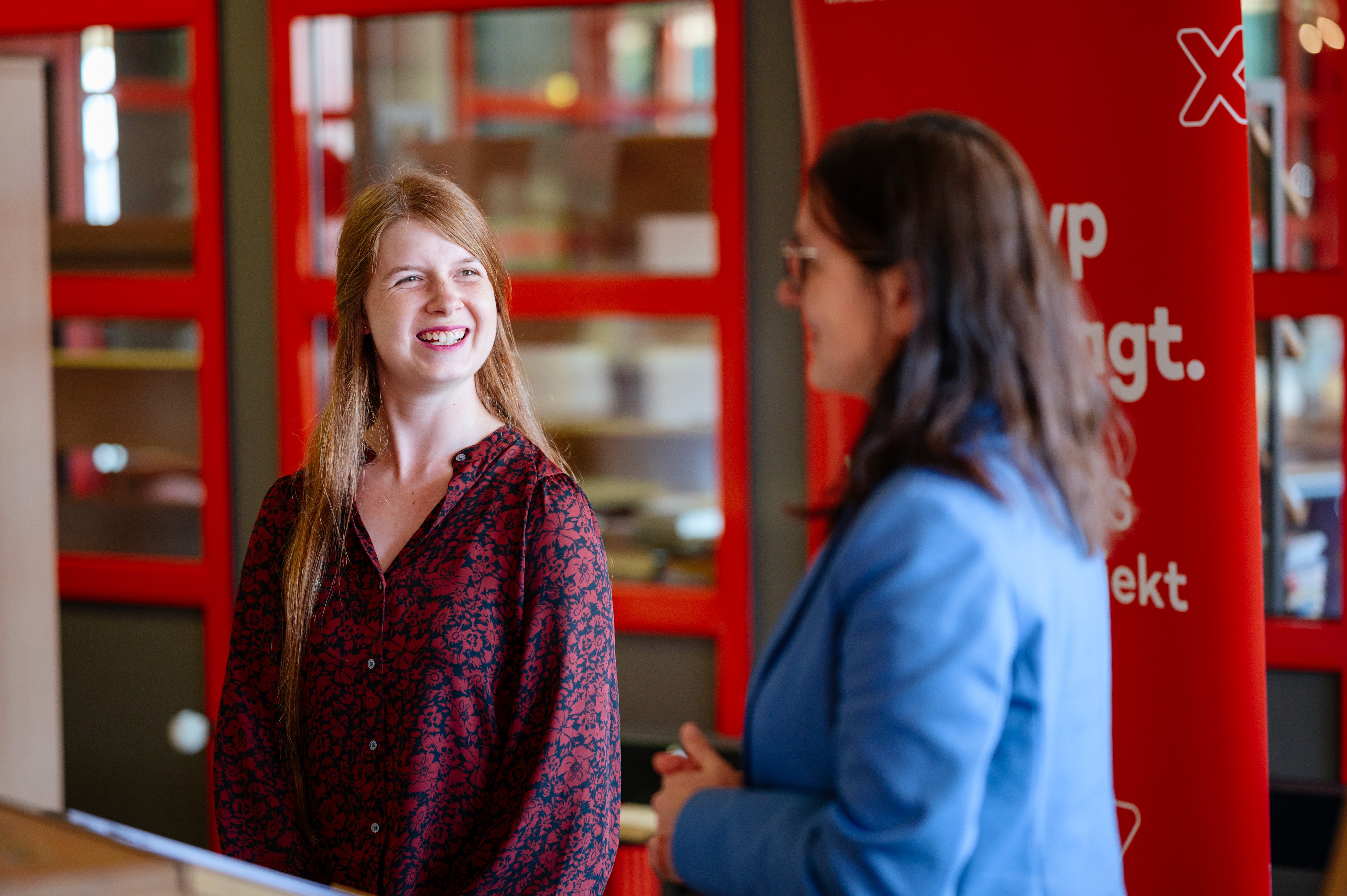 zwei Frauen stehen an einem Registrierungsstand der DKMS
