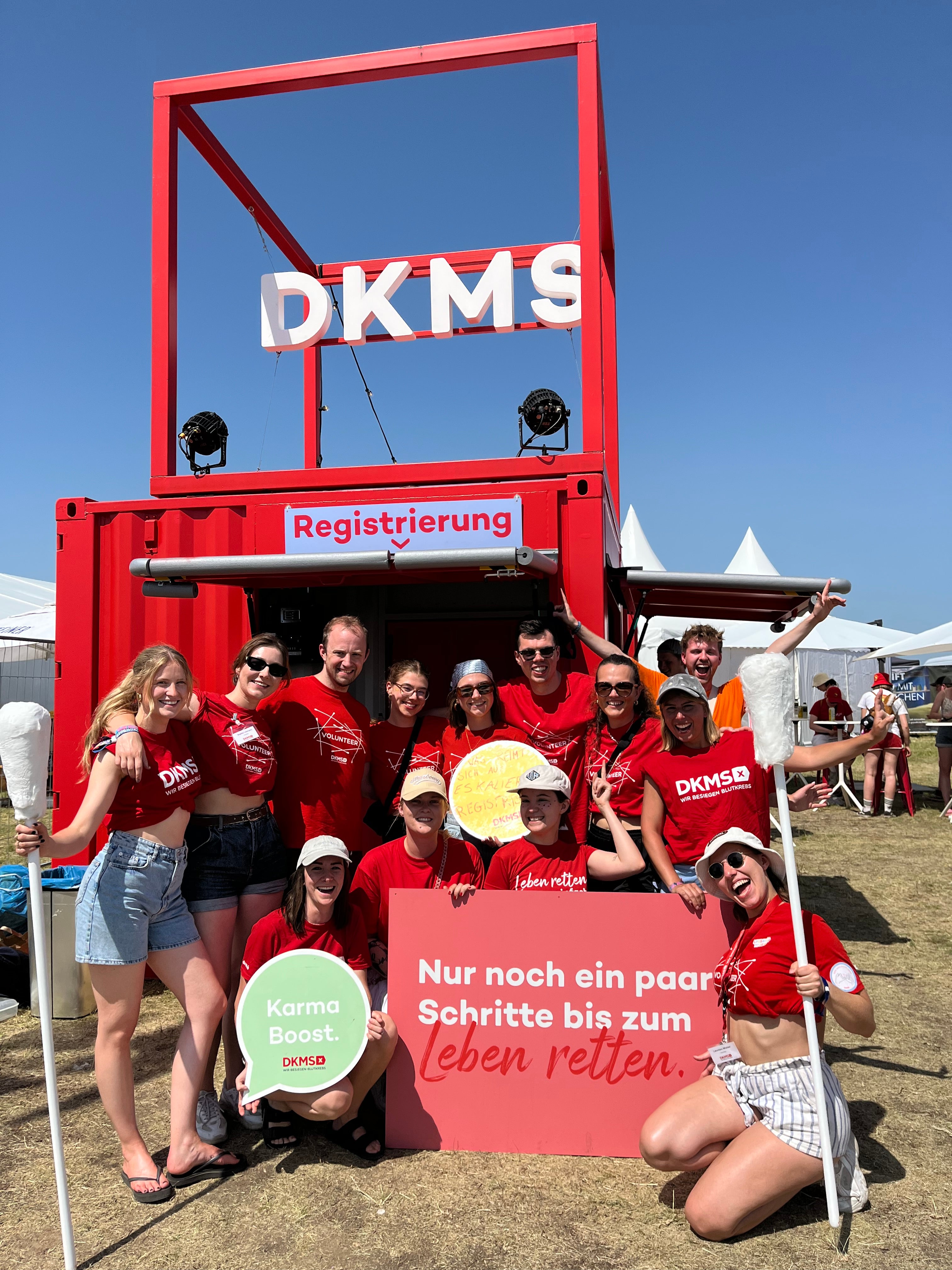 Eine Gruppe von Menschen posiert für ein Foto