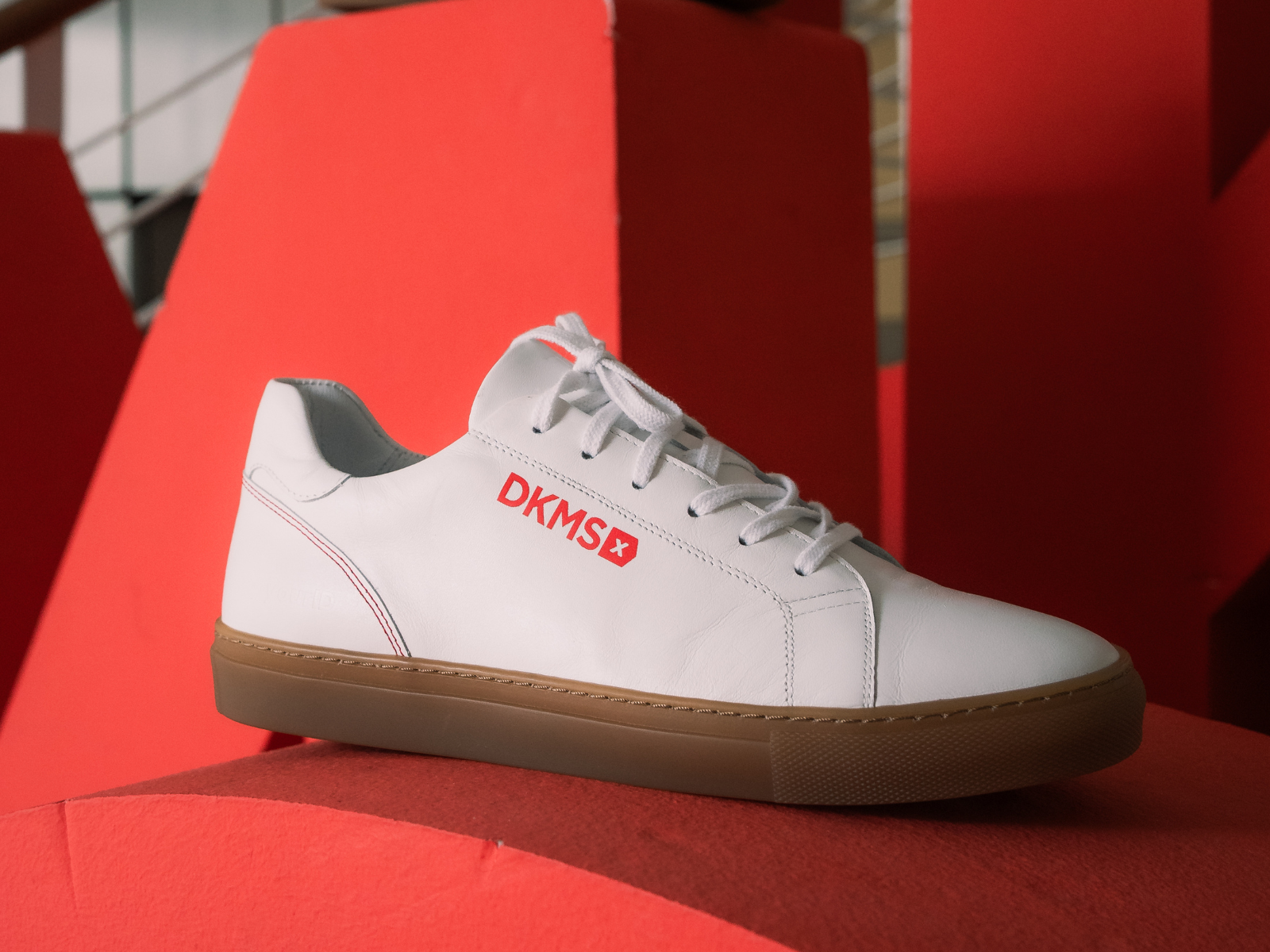 Der DKMS-Sneaker mit integriertem QR-Code für die Registrierung als Stammzellspender:in