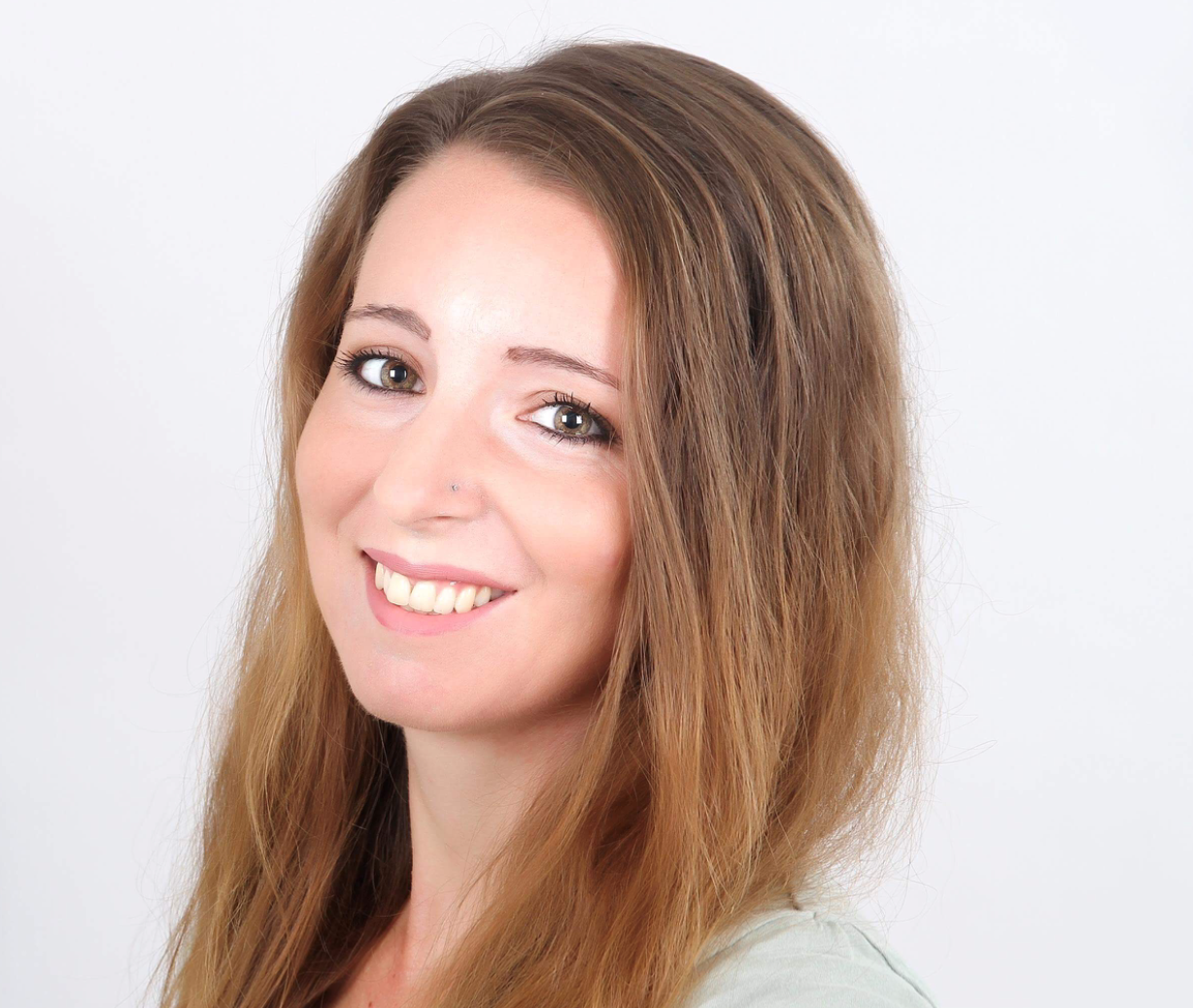 Eine Frau lächelt in die Kamera