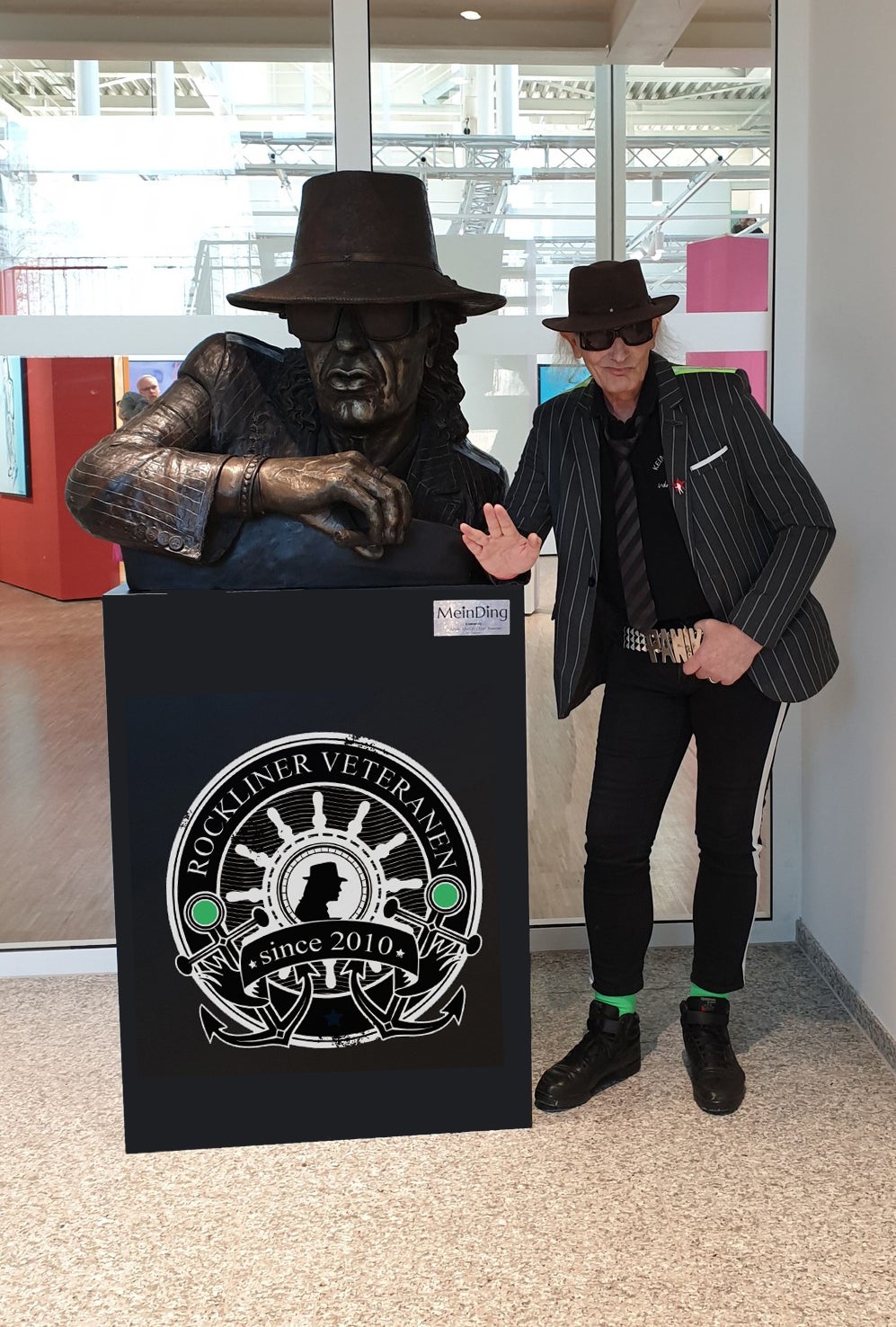 Patient Matthias neben einer Udo Lindenberg Bronze Statue.